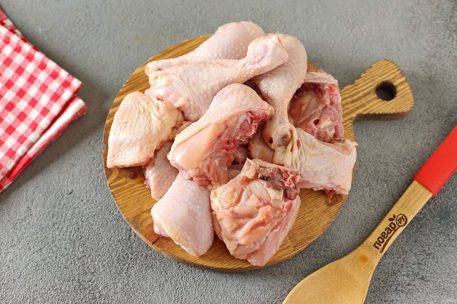 Курицу разрежьте на порционные кусочки.
