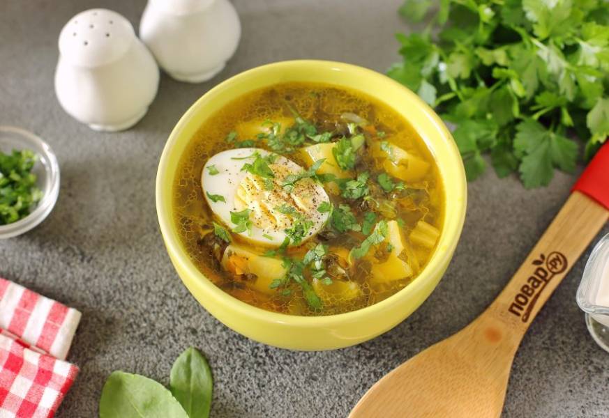 Готовый щавелевый суп украсьте половинкой вареного яйца по желанию и зеленью. Можно добавить сметану. Приятного аппетита!