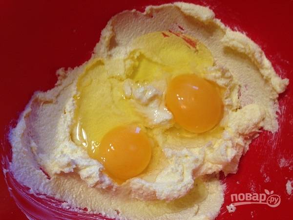 4. Добавим яйца и взбиваем в более-менее однородную массу.