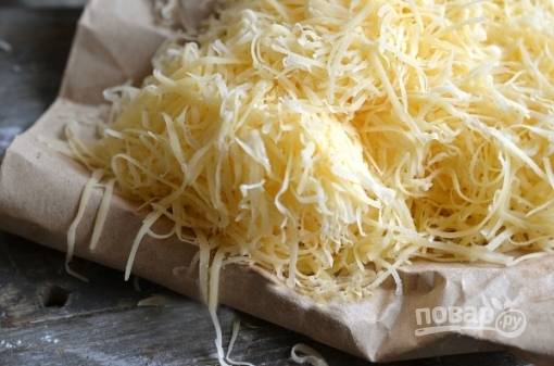 А сыр натрем на терке или же нарежем тонкими пластами (на ваше усмотрение).