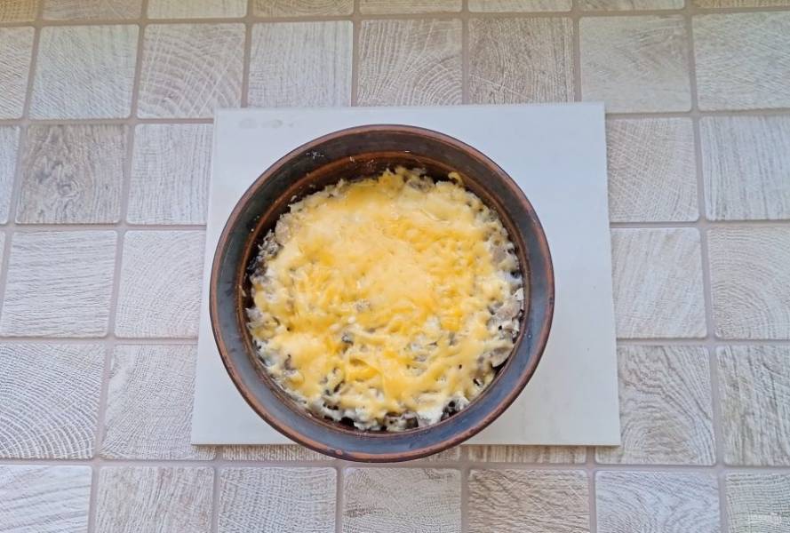 Запекайте жульен в духовке 10-12 минут, пока сыр не расплавится.