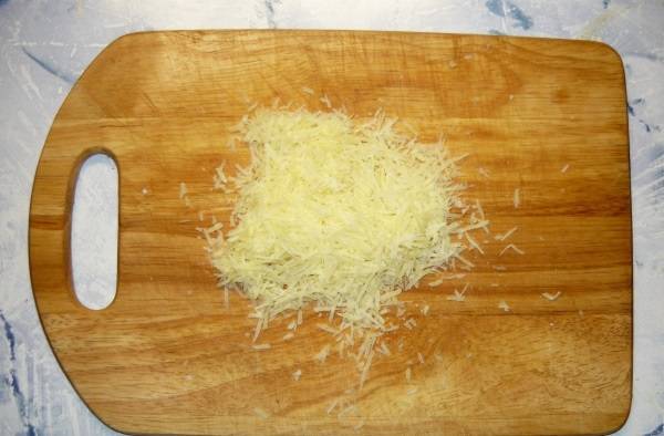 10. Готовые макароны аккуратно достать из воды шумовкой и выложить на тарелки для подачи. Сыр натереть на терке. 