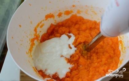 К моркови добавьте йогурт, апельсиновый сок, соевый соус и перец.