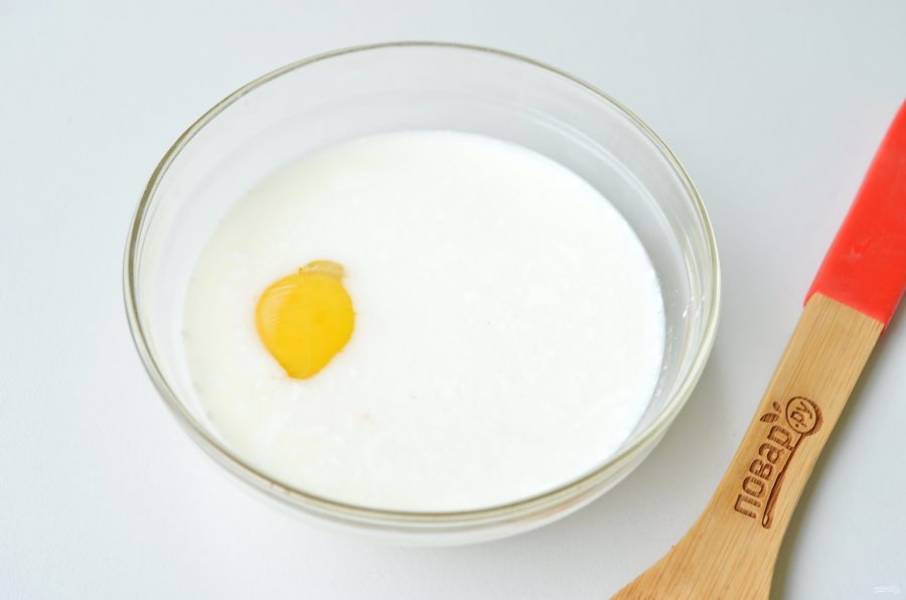 4. Оставьте 2 ч. л. сахара, остальной сахар смешайте с яйцом и молоком. Взбейте хорошо венчиком или вилочкой.