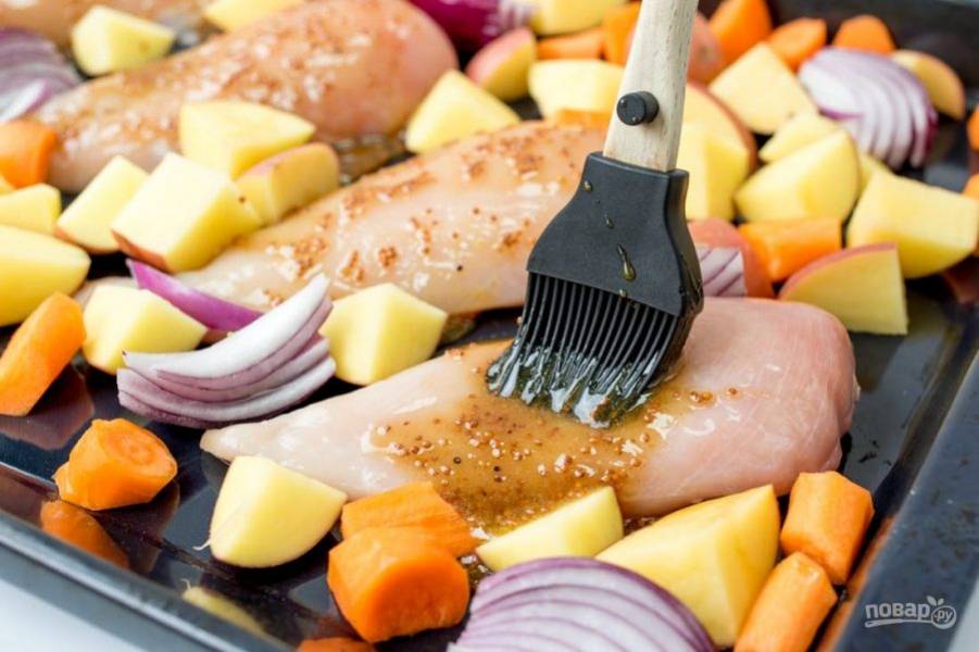 С помощью кисточки смажьте соусом из горчицы и меда. Сбрызните овощи растительным маслом.