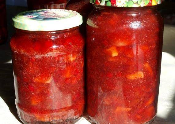 Выкладываем горячее варенье в стерилизованные банки (у меня получилось 5 литров) и закатываем их.