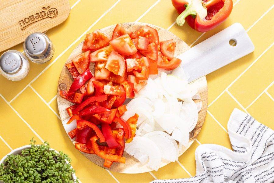 Репчатый лук нарежьте полукольцами, болгарский перец соломкой, а помидоры крупным кубиком.