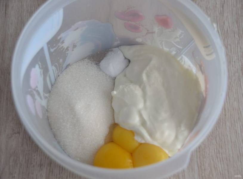 Отделите белки и желтки трех яиц, к желткам добавьте сахар (100 грамм), ванильный сахар 0,5 пакетика, 150 грамм сметаны, взбейте.
