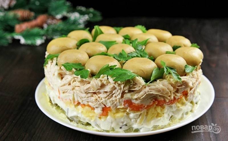 Салат Грибная Поляна с шампиньонами, курицей и сыром