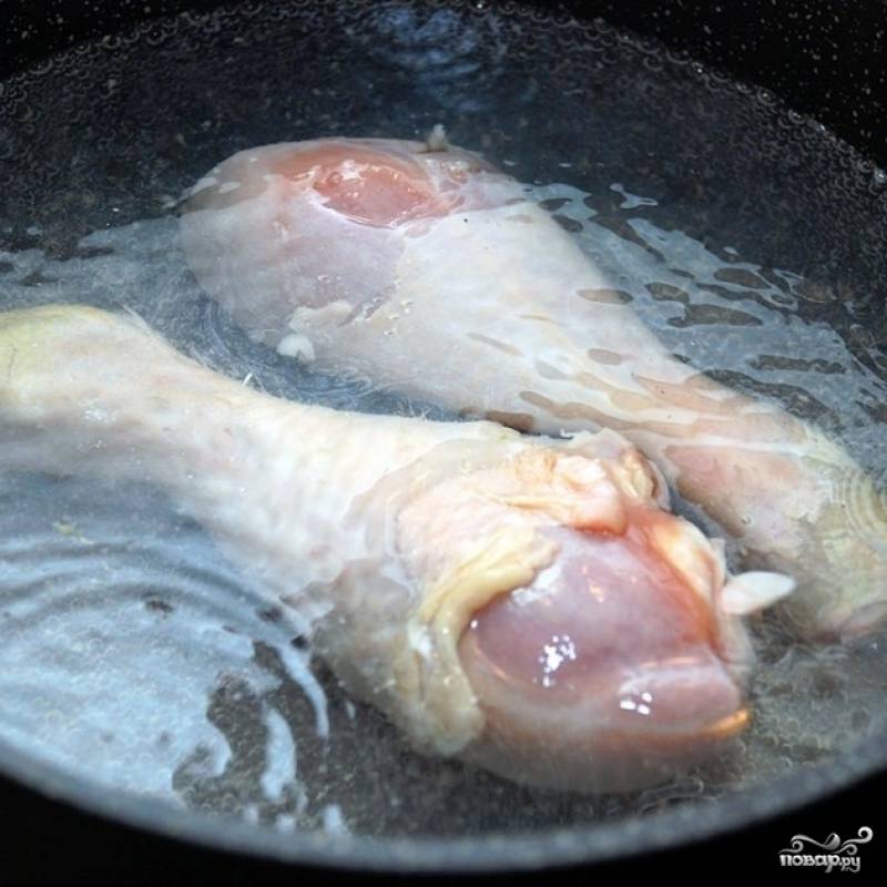 Традиционным способом варим куриный бульон: кладем курицу в холодную воду, доводим до кипения и варим при медленном кипении еще 25-30 минут.