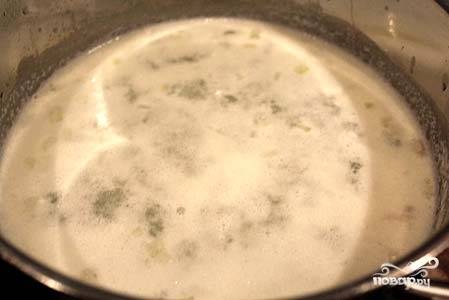4. Обжаренные грибы с луком выложите в кастрюлю. Проварите 3-4 минуты. После сырный крем-суп нужно слегка измельчить блендером до более однородной консистенции — и можно подавать к столу. Приятного аппетита! 