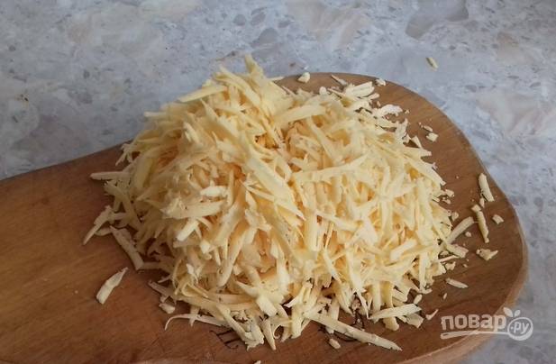 Сыр трем на средней или крупной терке.