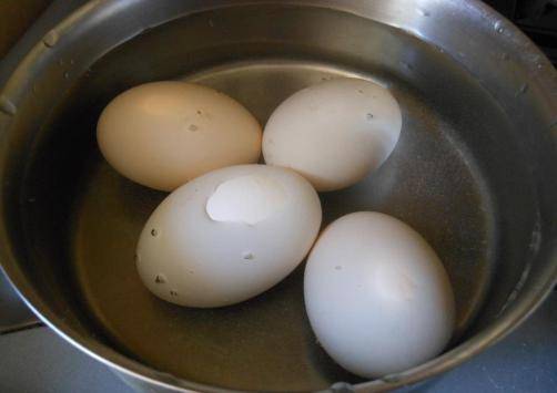 Ставим вариться яйца, заливаем их водой и варим около 10 минут. Их мы добавим в тарелку при подаче. 