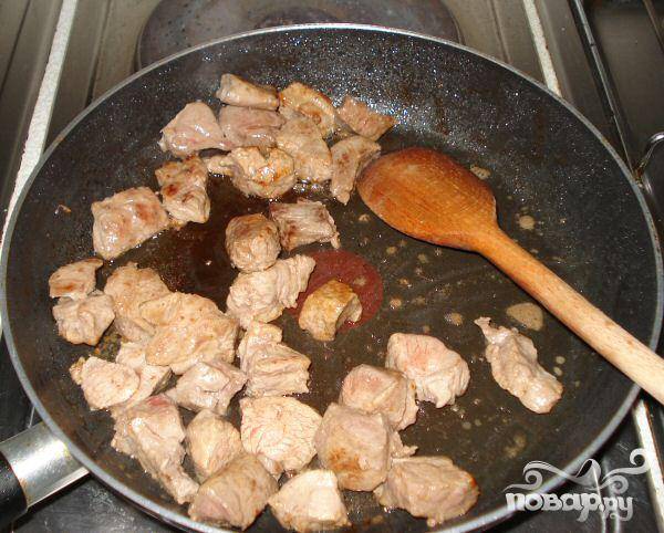 2.	Нагреть растительное масло в сковородке и обжарить мясо до золотисто-коричневого цвета. При помощи шумовки достать баранину из сковородки и отложить в сторону.
