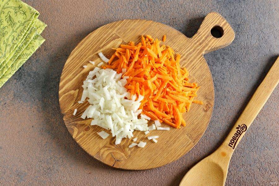 Морковь натрите на терке, лук мелко измельчите ножом.