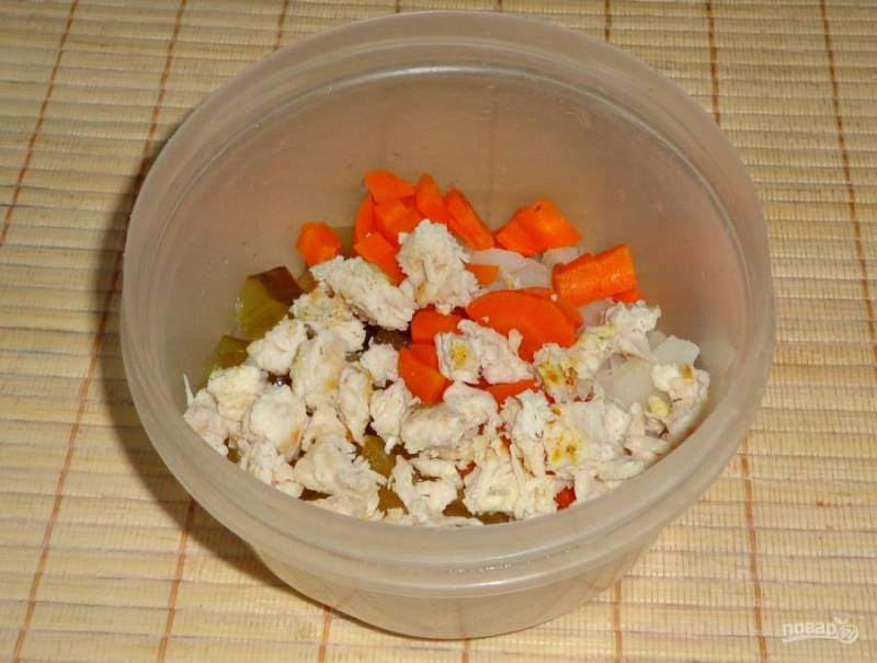 Отварную морковь и куриное мясо измельчить кубиками. Добавить в общую массу, перемешать.