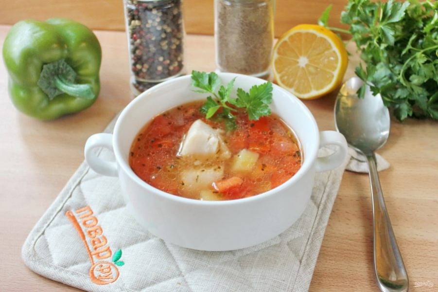 Тунисский суп готов. При подаче в каждую тарелку выложите кусочки рыбы.