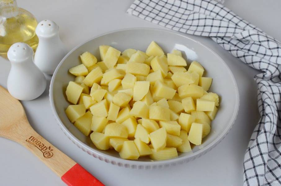 Очистите картофель, порежьте крупными кусочками.