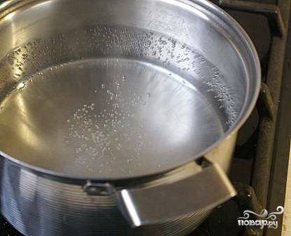 Вскипятим воду, добавим в нее соль, сахар, перемешаем. Остудим рассол.