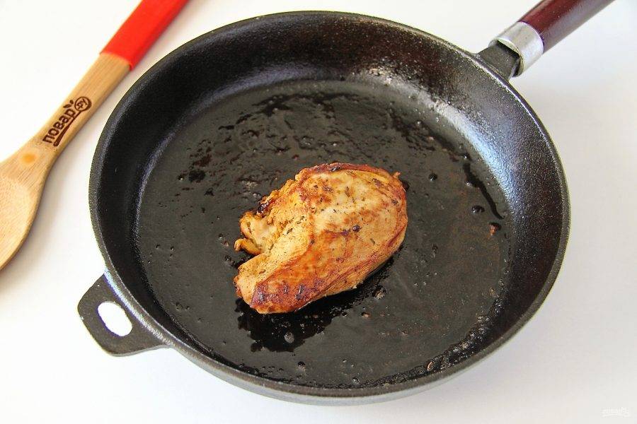 Обжарьте филе на сковороде на среднем огне с двух сторон. Сначала обжарьте одну сторону, затем накройте сковороду крышкой и обжарьте вторую до румяной корочки.