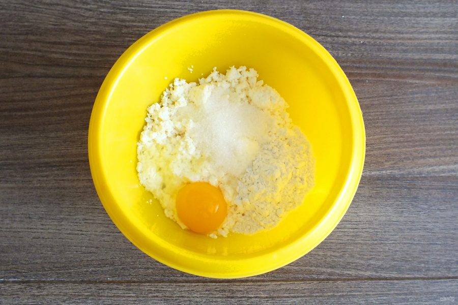 Сделайте начинку. Смешайте в чаше творог, сметану, яйцо, соль и сахар. Перемешайте.