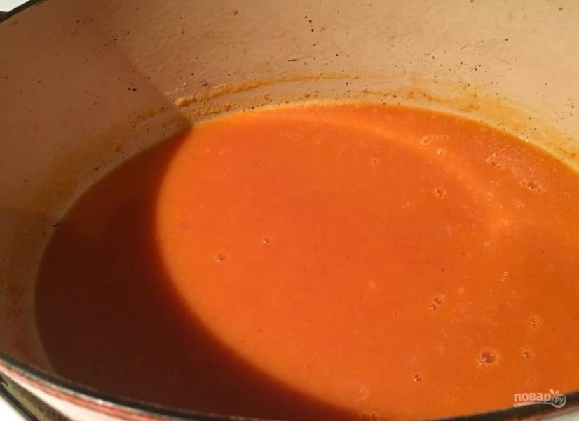 6. Сразу добавьте к муке немного сливок, потушите минуту при постоянном помешивании, а затем добавьте томатную пасту. Доведите до кипения и снимите с огня. 