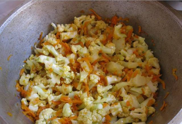 1. Отварим тыкву и цветную капусту. Капусту делим на соцветия, мягкую тыкву трем на терке. Обжарим вместе с измельченными луком и морковью на растительном масле.