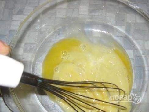 7. Взбиваем яйцо с небольшим количеством муки (пару щепоток).