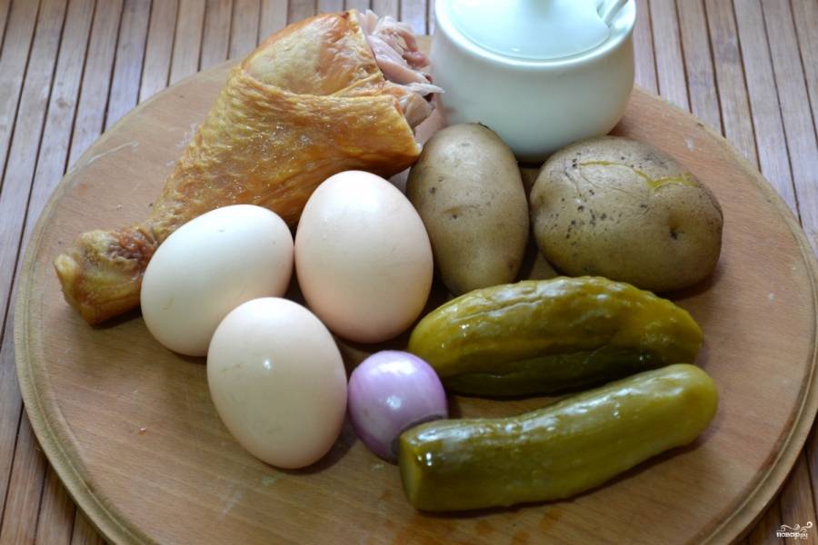 Подготовьте все необходимые ингредиенты. Яйца и картофель заранее отварите и очистите.