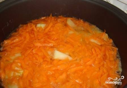 Наливаем горячую воду, чтобы она слегка покрывала морковку. Закрываем крышку и готовим минут 30.