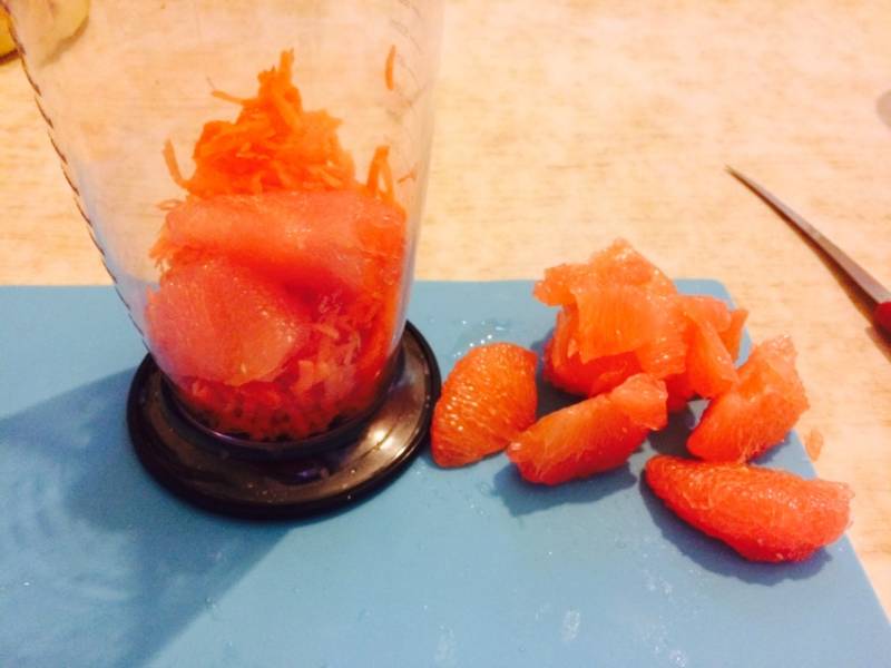 Грейпфрут очистить от кожуры и пленок и добавить к моркови.