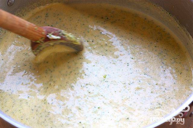 5. Продолжайте помешивать, пока сыр полностью не растает. Добавить соль и черный молотый перец по вкусу. Чем дольше этот суп стоит, тем гуще он становится. 