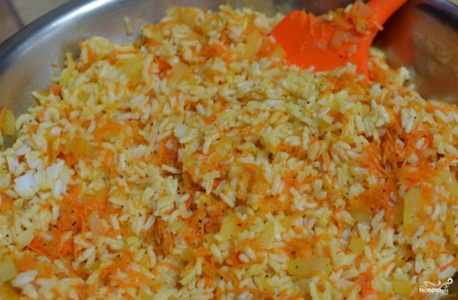 Когда остынет рис и морковь смешаем их вместе, приправим по вкусу.