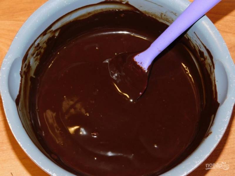 Для глазури нагрейте сливки и растопите в них шоколад. Остудите.