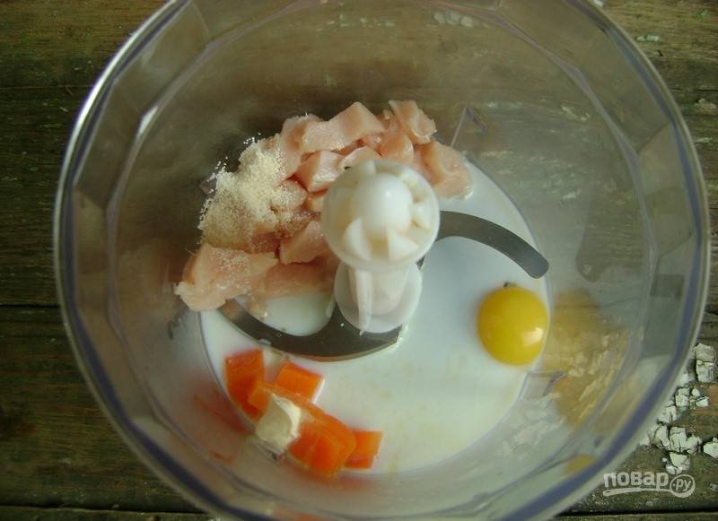 В блендере измельчите морковь, курицу, яйцо, молоко и масло.