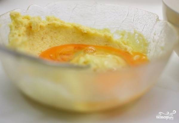 4) В смесь разбейте яйца, высыпьте муку, смешанную с содой, и очень тщательно перемешайте до однородной массы.