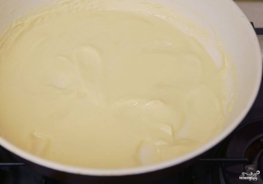 3. На сковороде растапливаем сливочное масло и добавляем муку. Томим массу, постоянно ее помешивая.