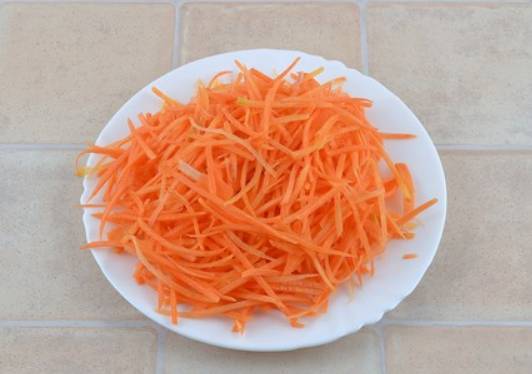 Морковь промываем, очищаем и трем на терке для корейского салата.