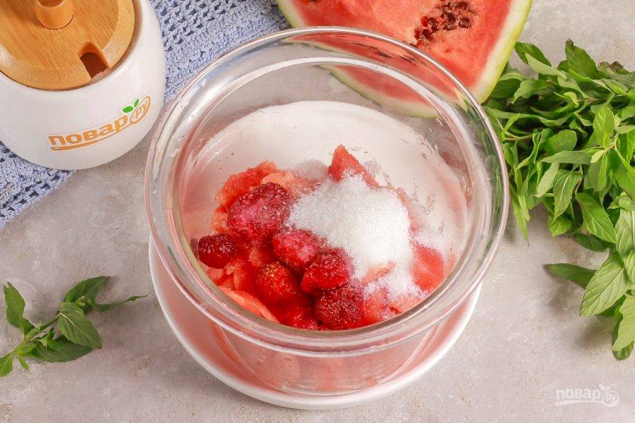 Выложите ягоды клубники и всыпьте сахарный песок. По желанию его можно заменить медом любого сорта, если у вас нет аллергии на данный продукты.