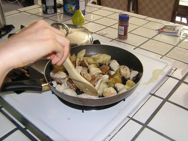 2. На сковороду налить немного растительного масла и разогреть его как следует. Отправить туда курицу и обжарить до готовности. В процессе приготовления посолить по вкусу и при желании поперчить. Также отлично подойдут сюда грибы (добавлять можно по желанию). Их нужно вымыть, очистить и отправить на сковороду вместе с курицей. 