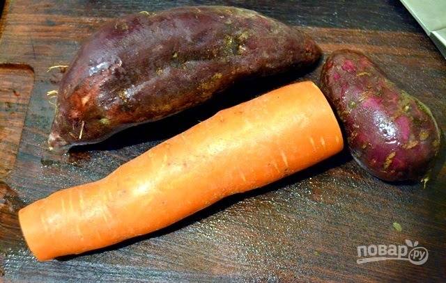 Картофель, батат и морковь чистим и тоже нарезаем небольшими кусочками.