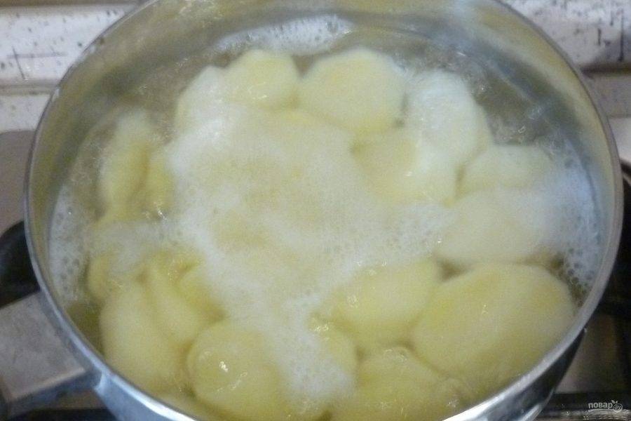 Картофель нарежьте толстыми ломтиками, отварите в течение 5 минут. Воду слейте, к картофелю добавьте немного оливкового масла и щепотку соли, перемешайте.
