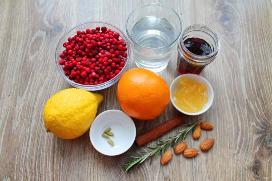 Подготовьте все необходимые ингредиенты для приготовления напитка. Фрукты тщательно вымойте, ягоды переберите.
