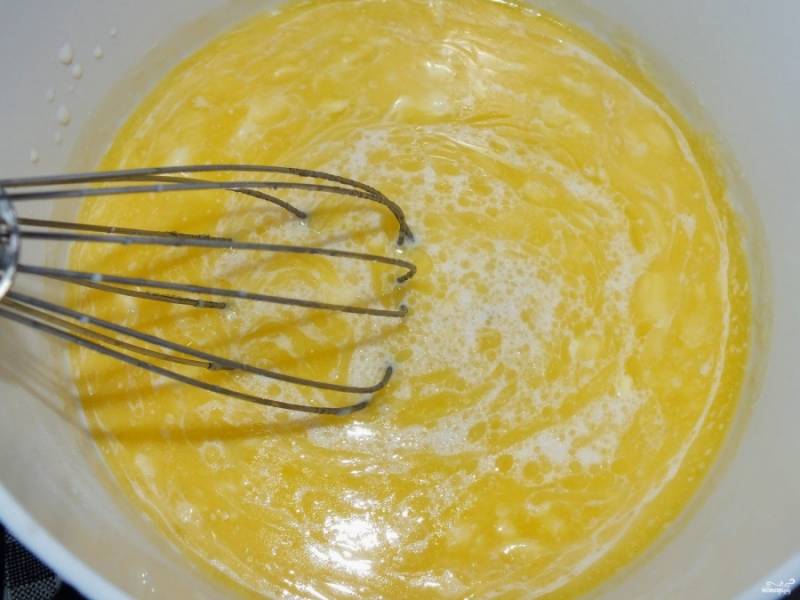 После этого добавьте в смесь яйцо и растопленное сливочное масло (всего граммов 30, остальное нам потом понадобится). 
