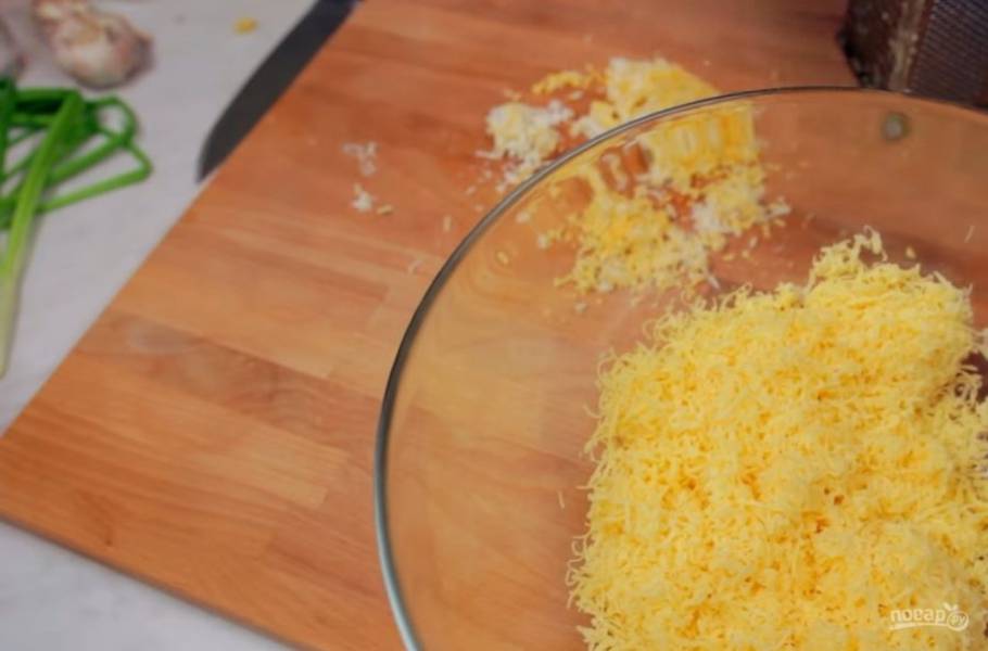 1. Отварите яйца вкрутую. Теперь потребуется натереть на мелкой терке яйца, чеснок и твердый сыр. Хорошо перемешайте смесь и добавьте к ней майонез.