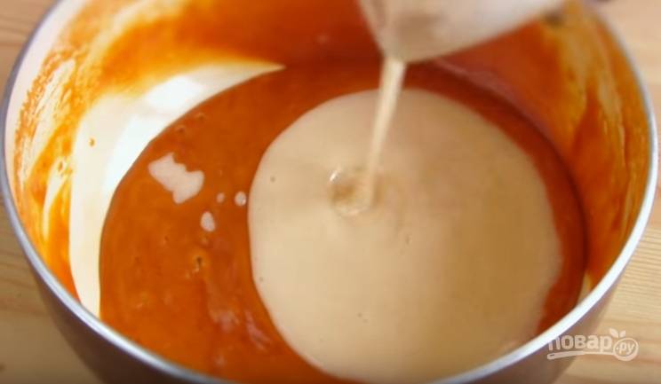 3. Остудите медовую массу, введите в нее яичную смесь и ванильный сахар. 