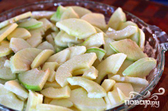 2. Выложить яблочную смесь в стеклянную форму для выпечки. Выпекать в духовке 40 минут.