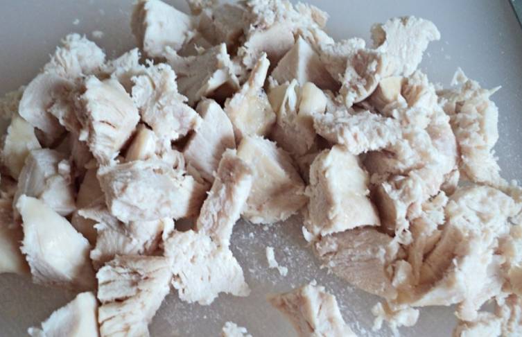 Куриное мясо остудите и разделите на порционные кусочки.