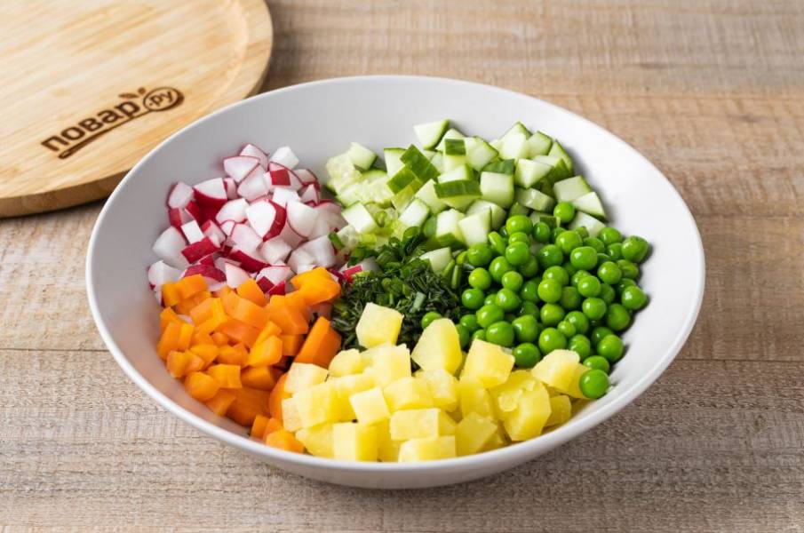 Очистите морковь и картофель, нарежьте на кубики среднего размера. Добавьте к остальным овощам вместе с размороженным горошком.