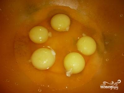Яйца (желтки от белков можно не отделять) взбить миксером.